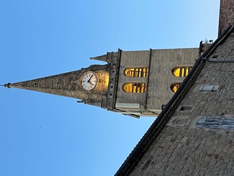 Le clocher de l'église St Julien éclaire à nouveau Lablachère :