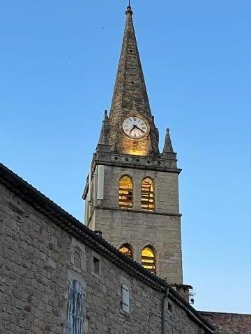 Le clocher de l'église St Julien éclaire à nouveau Lablachère :